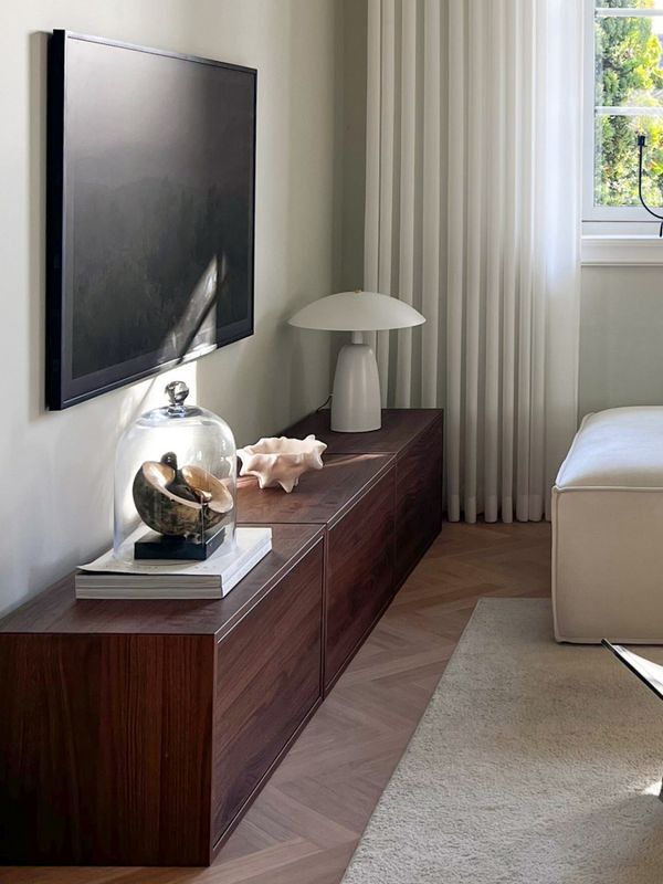 Stor bordlampe i off-white metall
