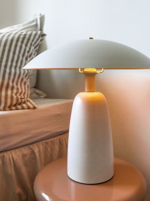 Hovedbilde Stor bordlampe i off-white metall