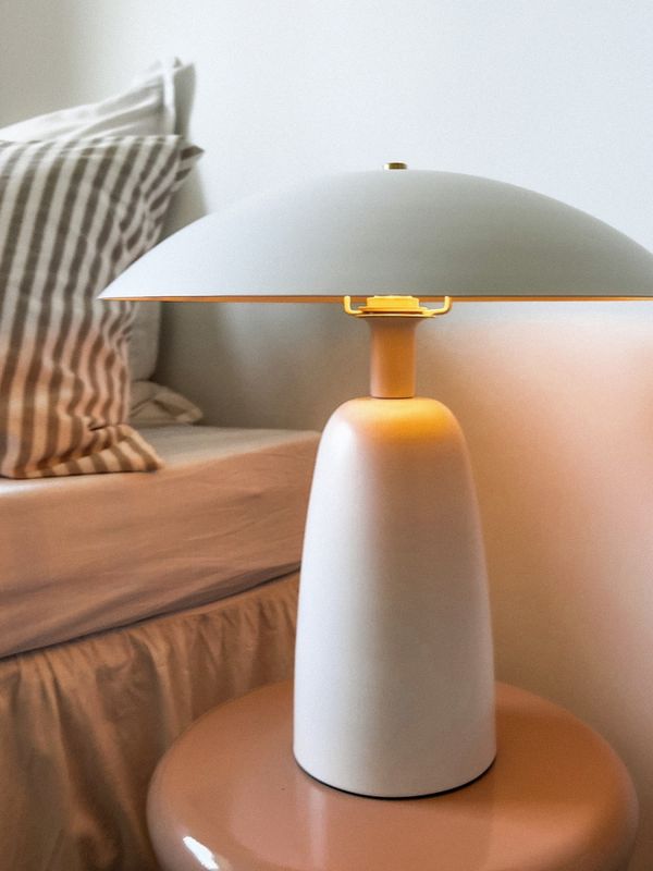 Stor bordlampe i off-white metall